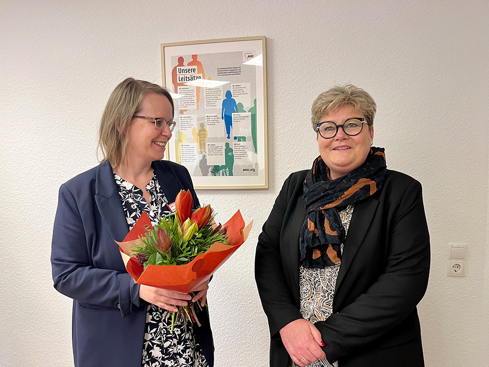 Blumen für Frau Brück (v. l. n. r. Michaela Naunheim, Bianca Brück)